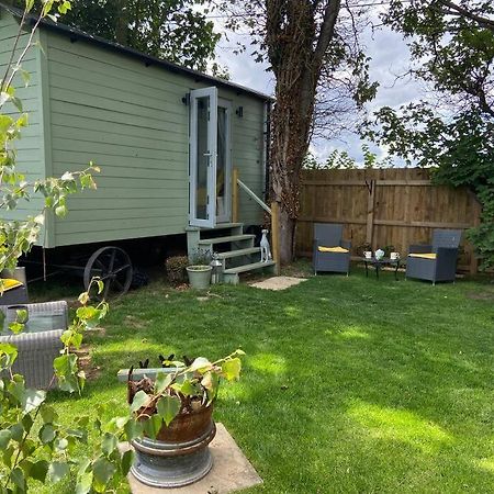 Beautiful Shepherd'S Hut Newmarket  Bagian luar foto