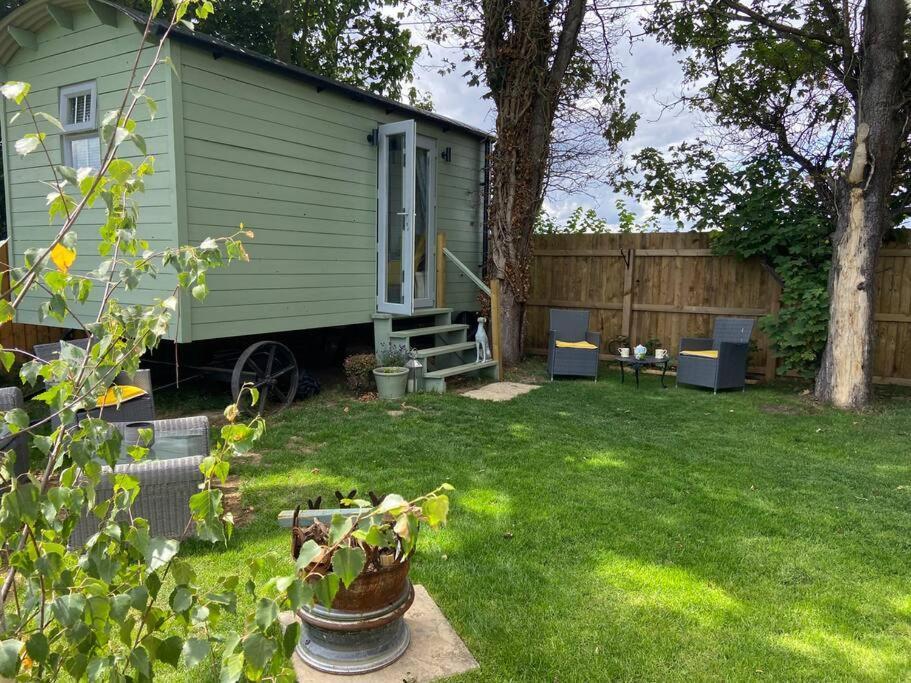 Beautiful Shepherd'S Hut Newmarket  Bagian luar foto