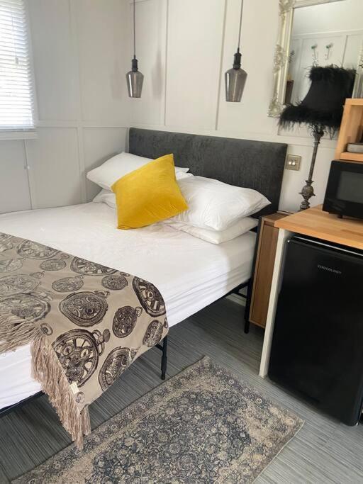 Beautiful Shepherd'S Hut Newmarket  Bagian luar foto