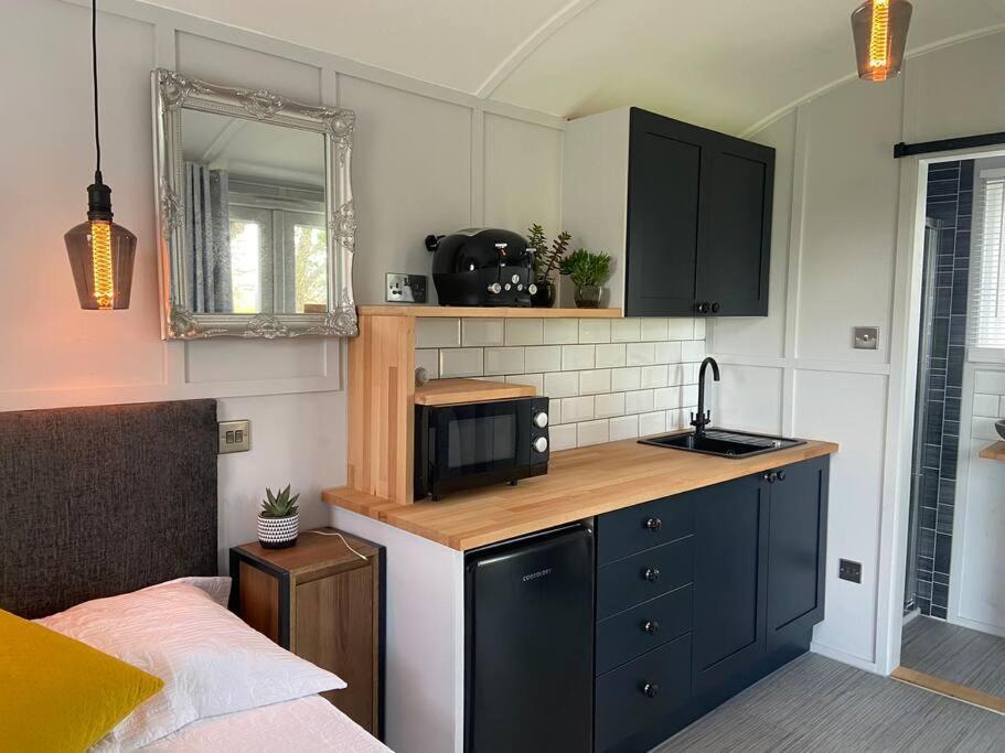 Beautiful Shepherd'S Hut Newmarket  Bagian luar foto