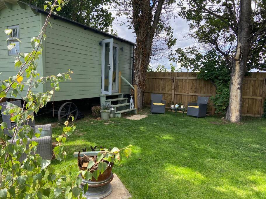 Beautiful Shepherd'S Hut Newmarket  Bagian luar foto