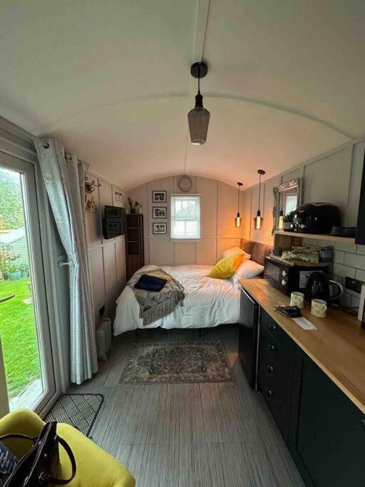 Beautiful Shepherd'S Hut Newmarket  Bagian luar foto