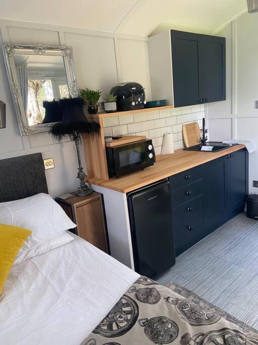 Beautiful Shepherd'S Hut Newmarket  Bagian luar foto
